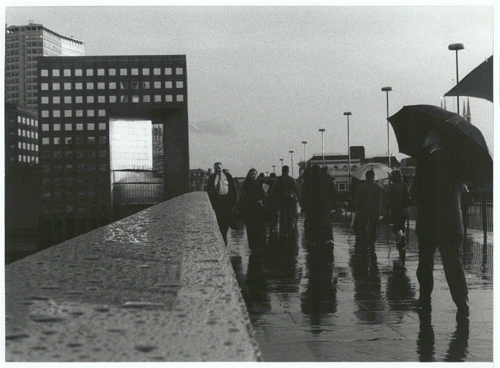 combinaison of rain and sun in an early evening on London bridge